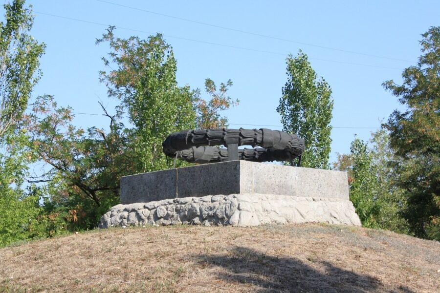 Лишилася лише купа каміння: в Миколаєві підірвали меморіал ''Скорботна мати'' (фото, відео)