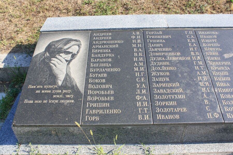 Осталась только куча камней: в Николаеве взорвали мемориал ''Скорбящая мать'' (фото, видео)