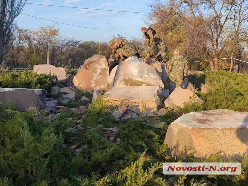 Осталась только куча камней: в Николаеве взорвали мемориал ''Скорбящая мать'' (фото, видео)