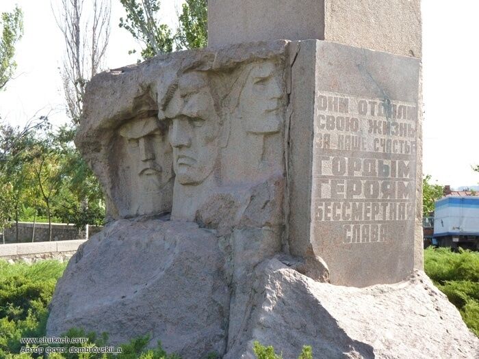 Лишилася лише купа каміння: в Миколаєві підірвали меморіал ''Скорботна мати'' (фото, відео)