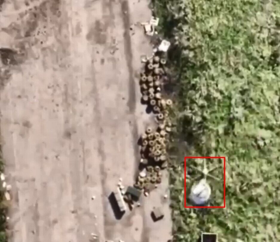 Український дрон скидає гранату на склад російських мін