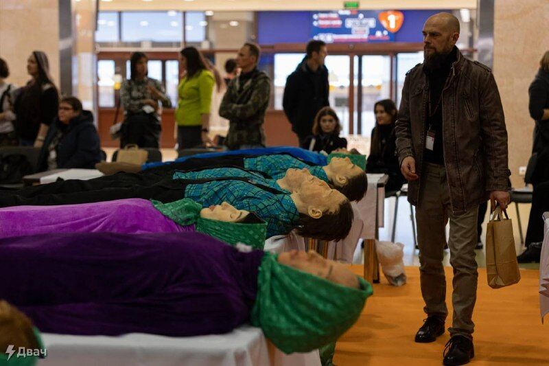 В Москве проводят выставку гробов и траурной моды, был даже конкурс на переодевание покойников (видео, фото)