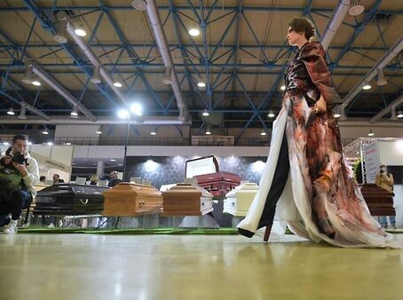 У Москві проводять виставку трун та траурної моди, був навіть конкурс на перевдягання покійників (відео, фото)