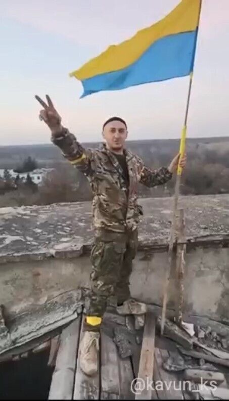 Боєць ЗСУ з українським прапором у Калинівському на Херсонщині
