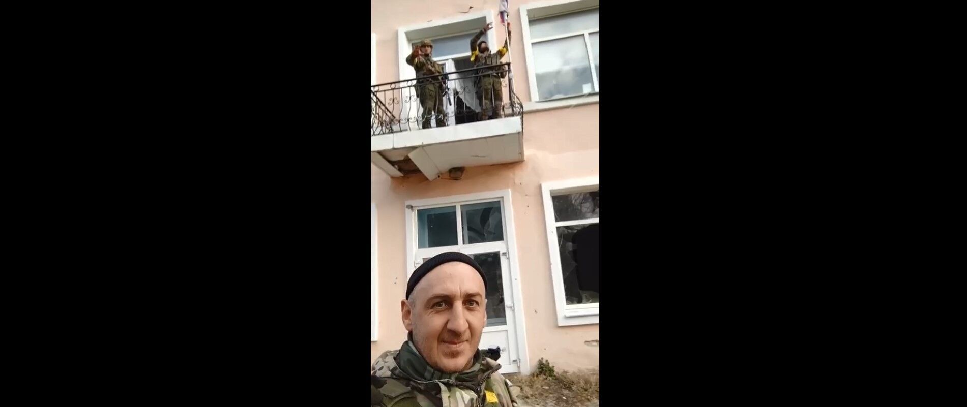 Українські військові готуються до встановлення прапора