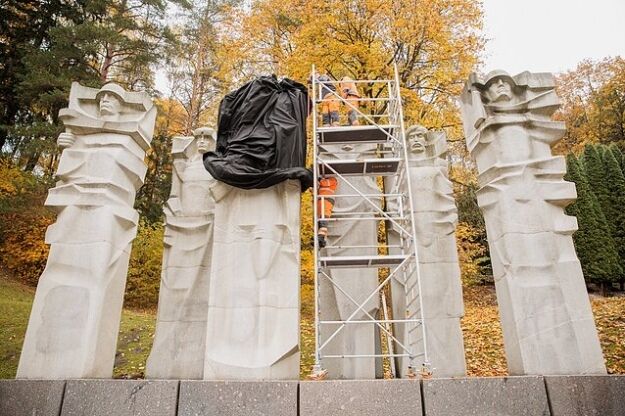 В Литве начали демонтаж крупнейшего мемориала советским войскам, несмотря на позицию комитета ООН