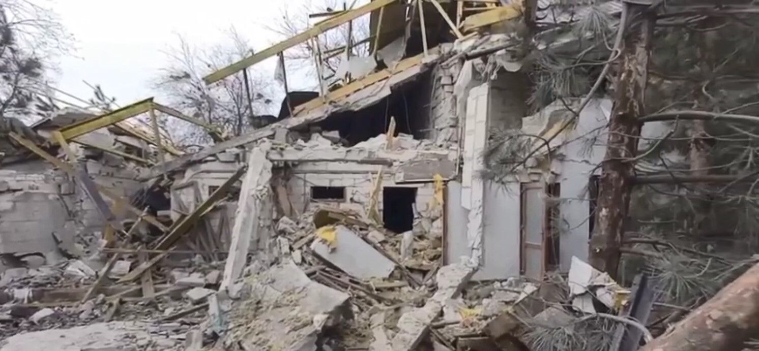 Руины после прилета в Мелитополе в Запорожской области