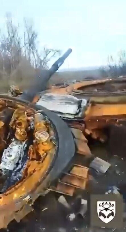 Башню Т-90 оторвало от корпуса и перевернуло