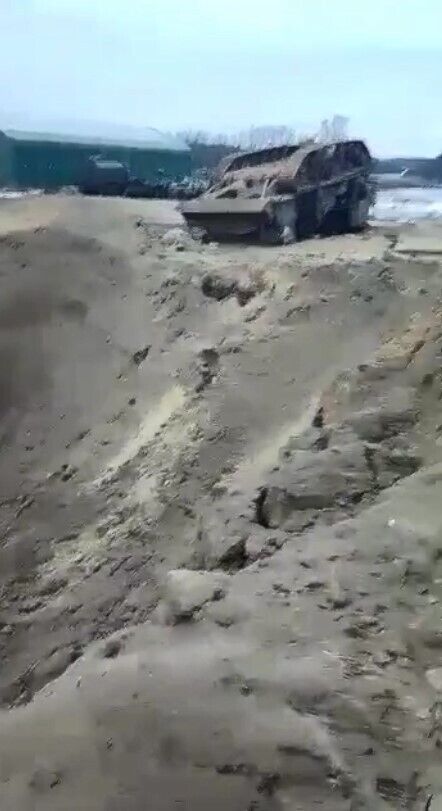 Пошкоджена військова машина армії рф