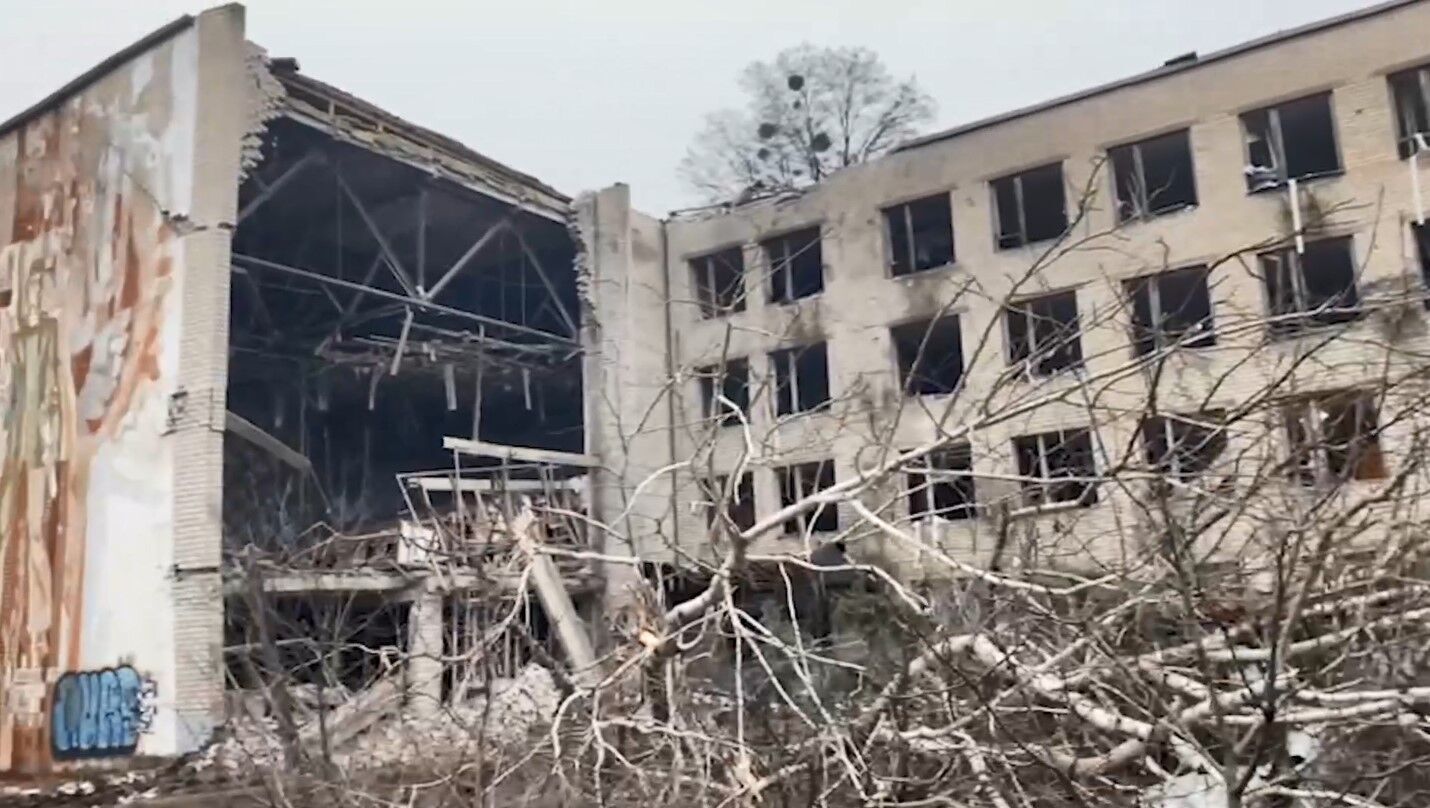 Падение стены после прилета снаряда армии рф в Краматорске на Донетчине