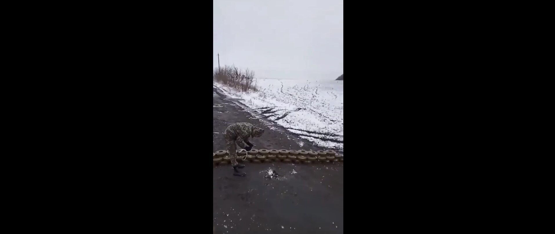 Боец ВСУ устанавливает детонатор у мин рф