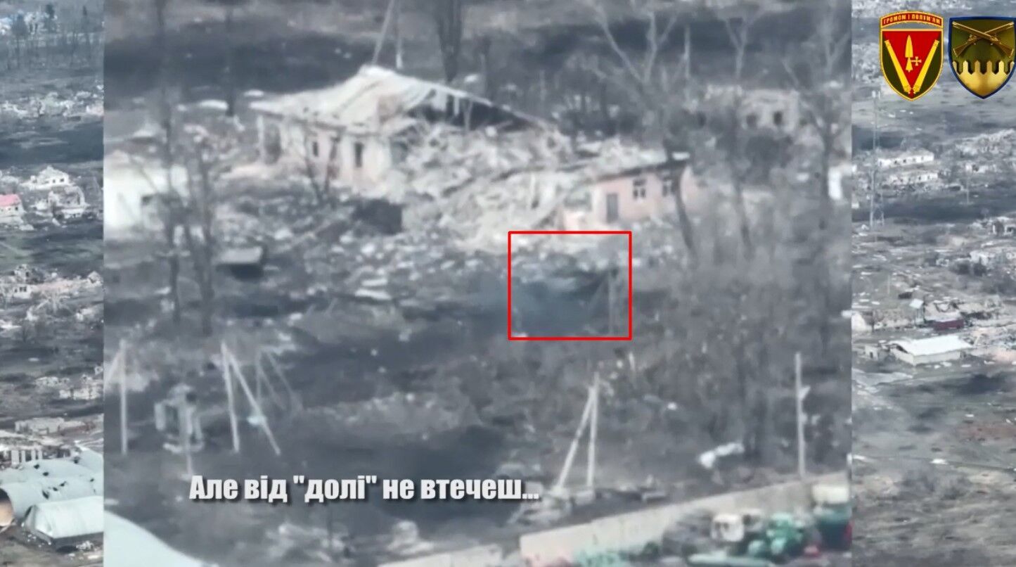 Російський танк поруч з напівзруйнованою будівлею