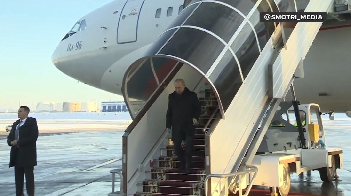 Путін виходить з літака у Мінську