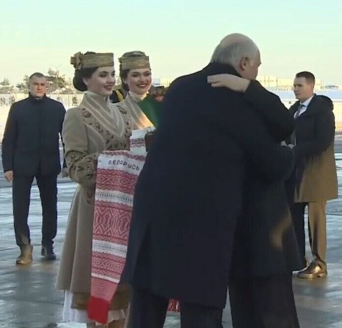 Лукашенко обіймає путіна