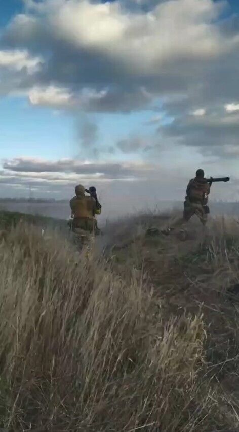 Бойцы ВСУ стреляют по авиации армии рф