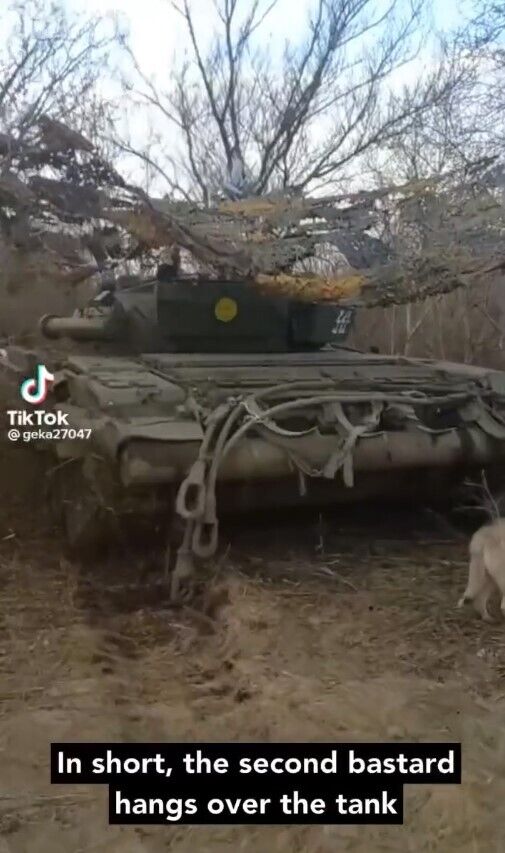 Бойцы ВСУ показали атаку дронов рф на украинскую бронемашину: два БПЛА на один танк (видео)