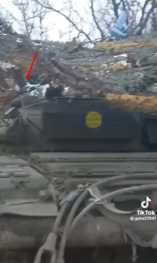 Бойцы ВСУ показали атаку дронов рф на украинскую бронемашину: два БПЛА на один танк (видео)
