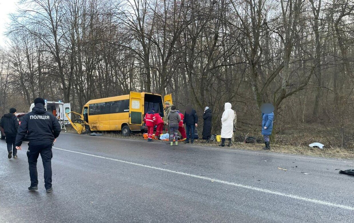 Автотроща на Вінниччині: автобус зіштовхнувся з авто, загинула мама з дитиною (фото) 