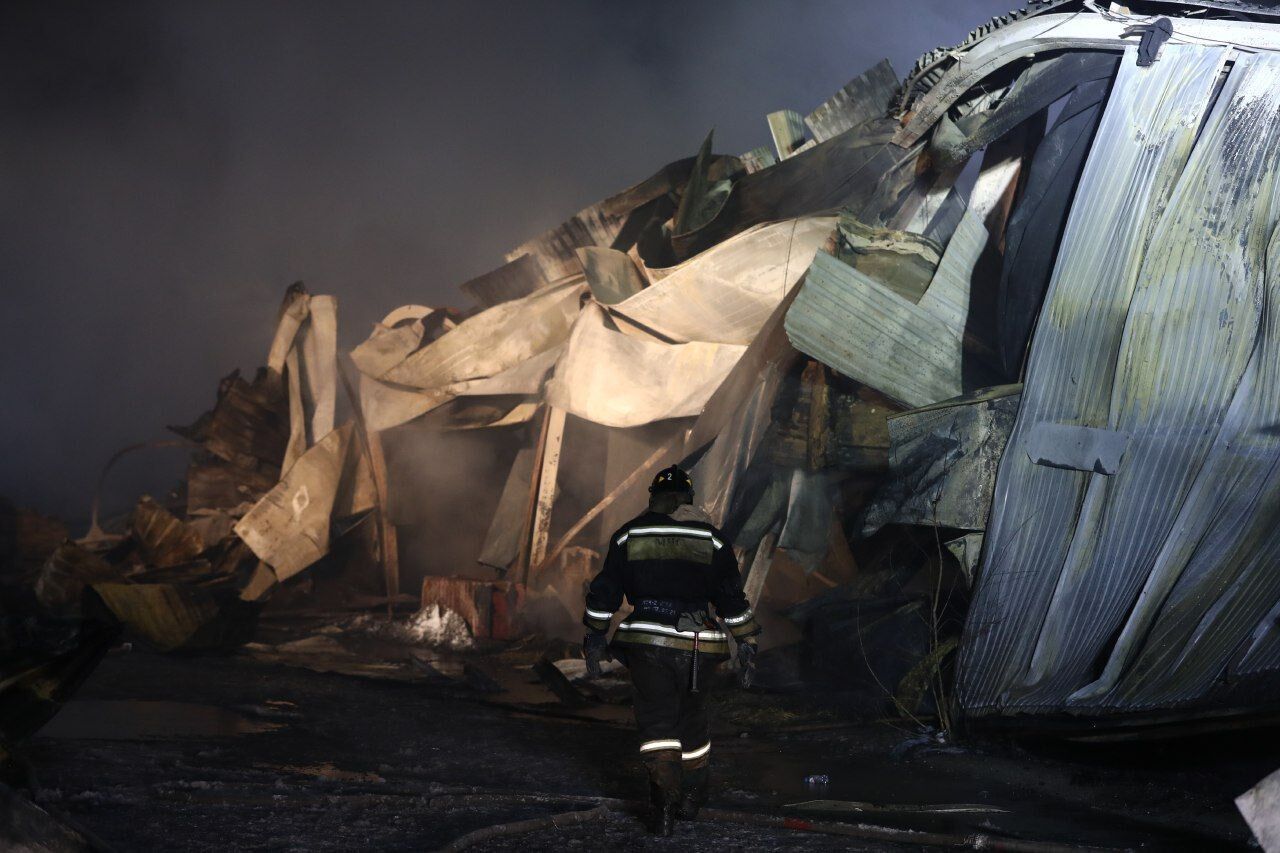 Последствия пожара на складе в Новосибирском в рф