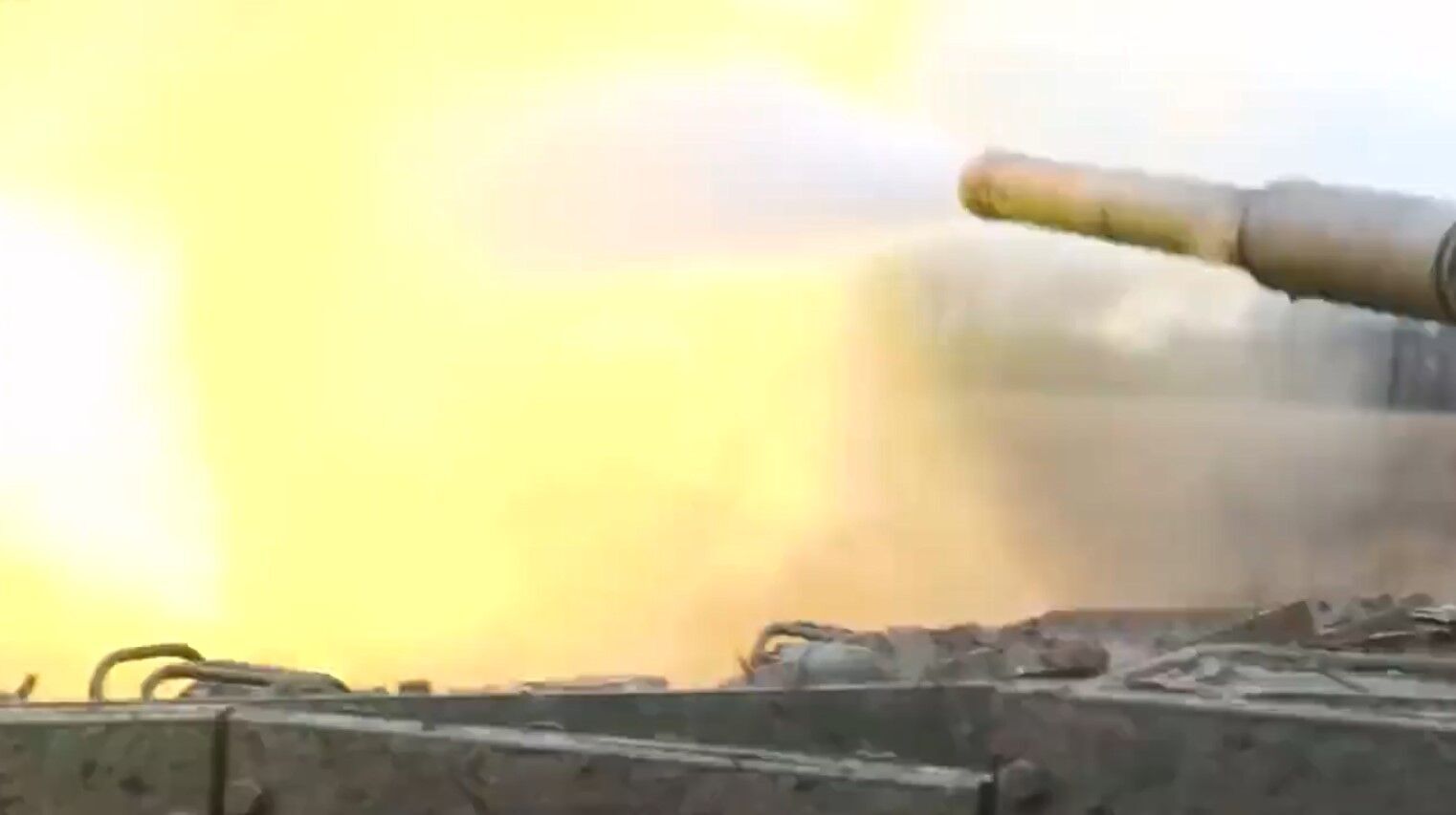 Украинский танк стреляет по позициям армии рф на Луганщине