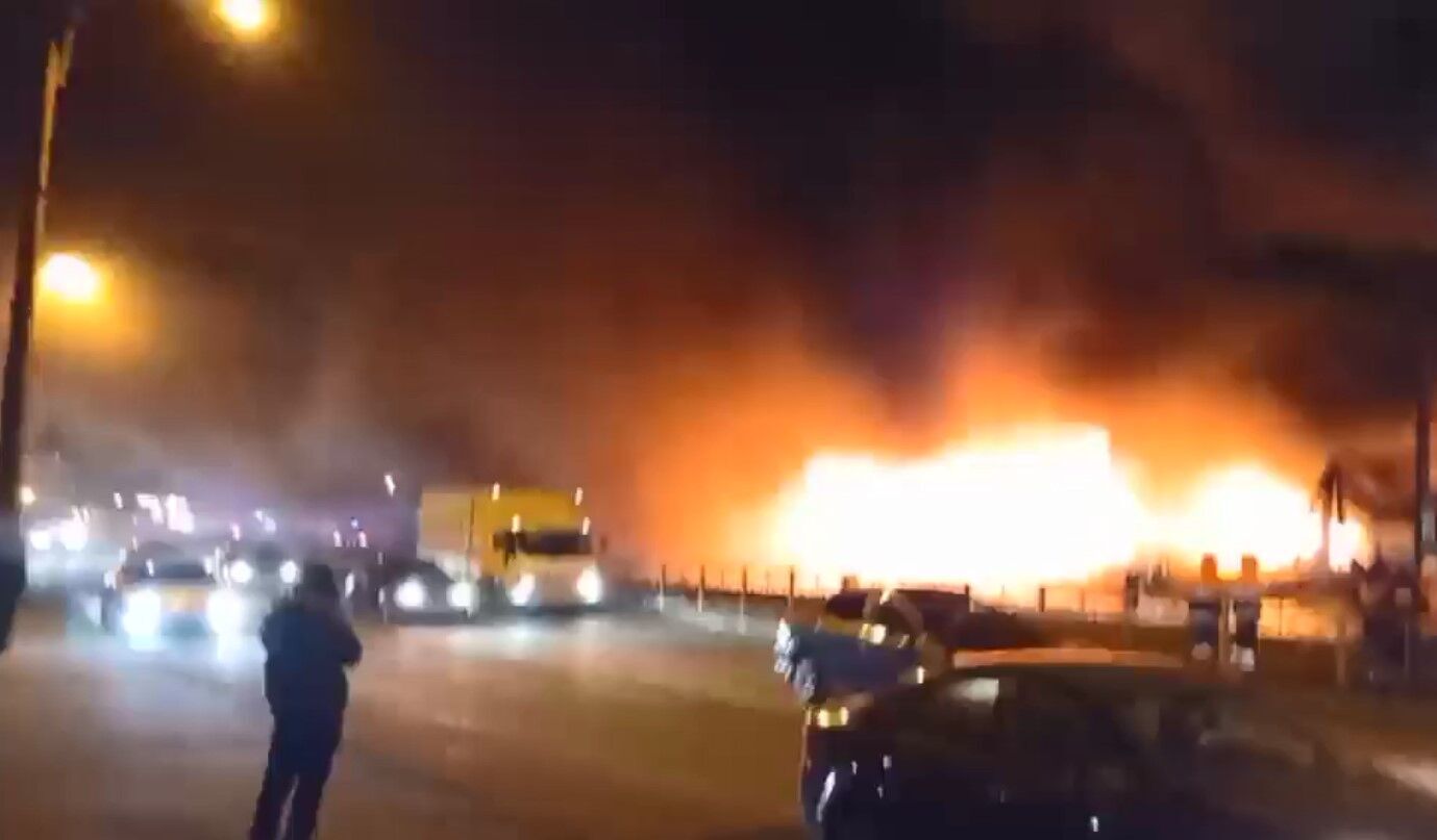У Санкт-Петербурзі - масштабна пожежа: над містом - полум'я і дим - що відомо (відео)
