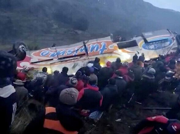 В Боливии автобус упал в бездну, много жертв (фото)