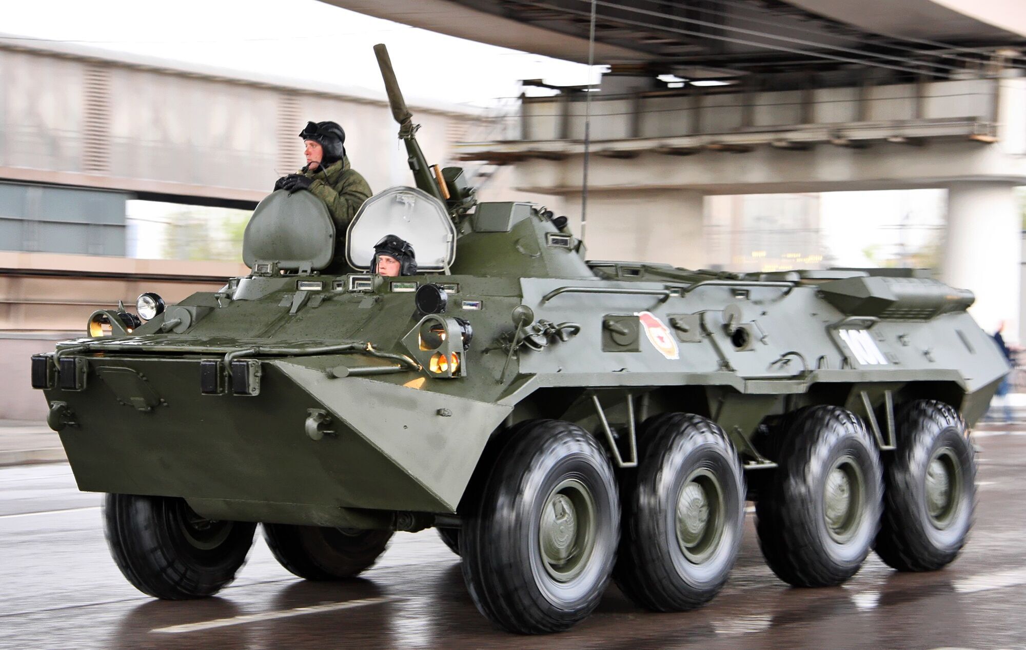 Бійці ЗСУ знищили танк Т-90М ''Прорив'' на Луганщині: стояв просто посеред вулиці (відео)