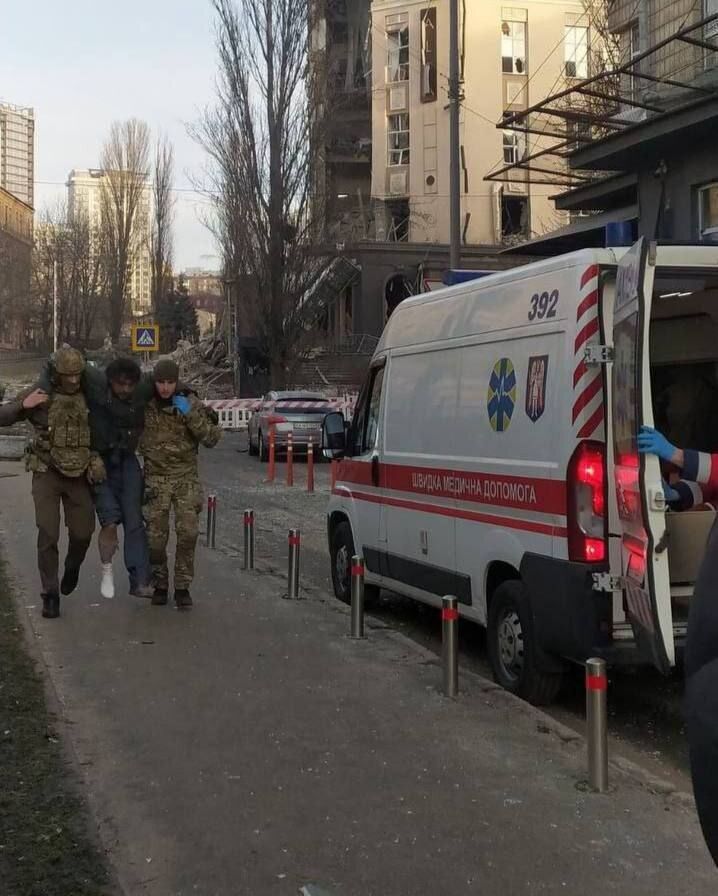 Атака на Київ: поранено іноземного журналіста, пошкоджено готель та низку цивільних споруд, - ОП
