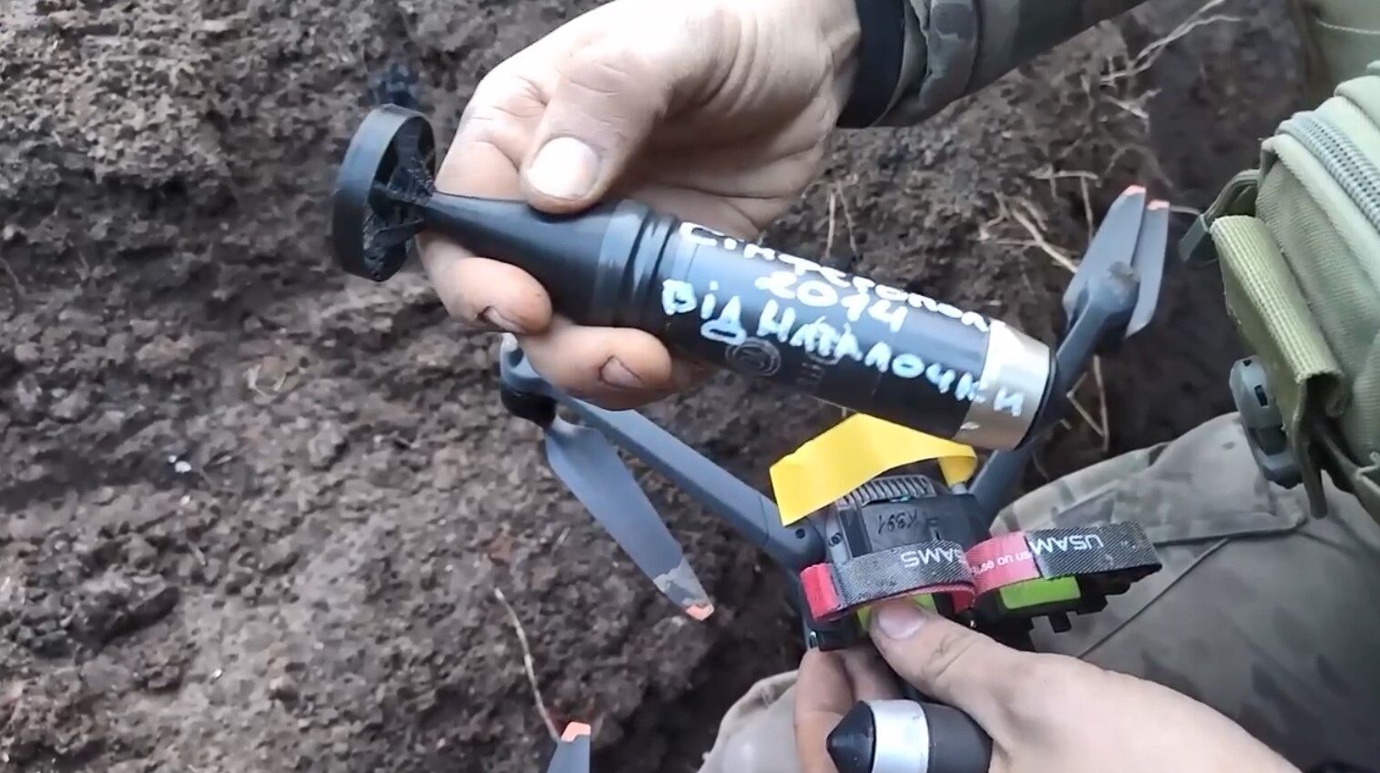 Бійці ЗСУ відправили ''подарунки'' армії рф: кадри заряджання дрона та удар по ворогу (відео)