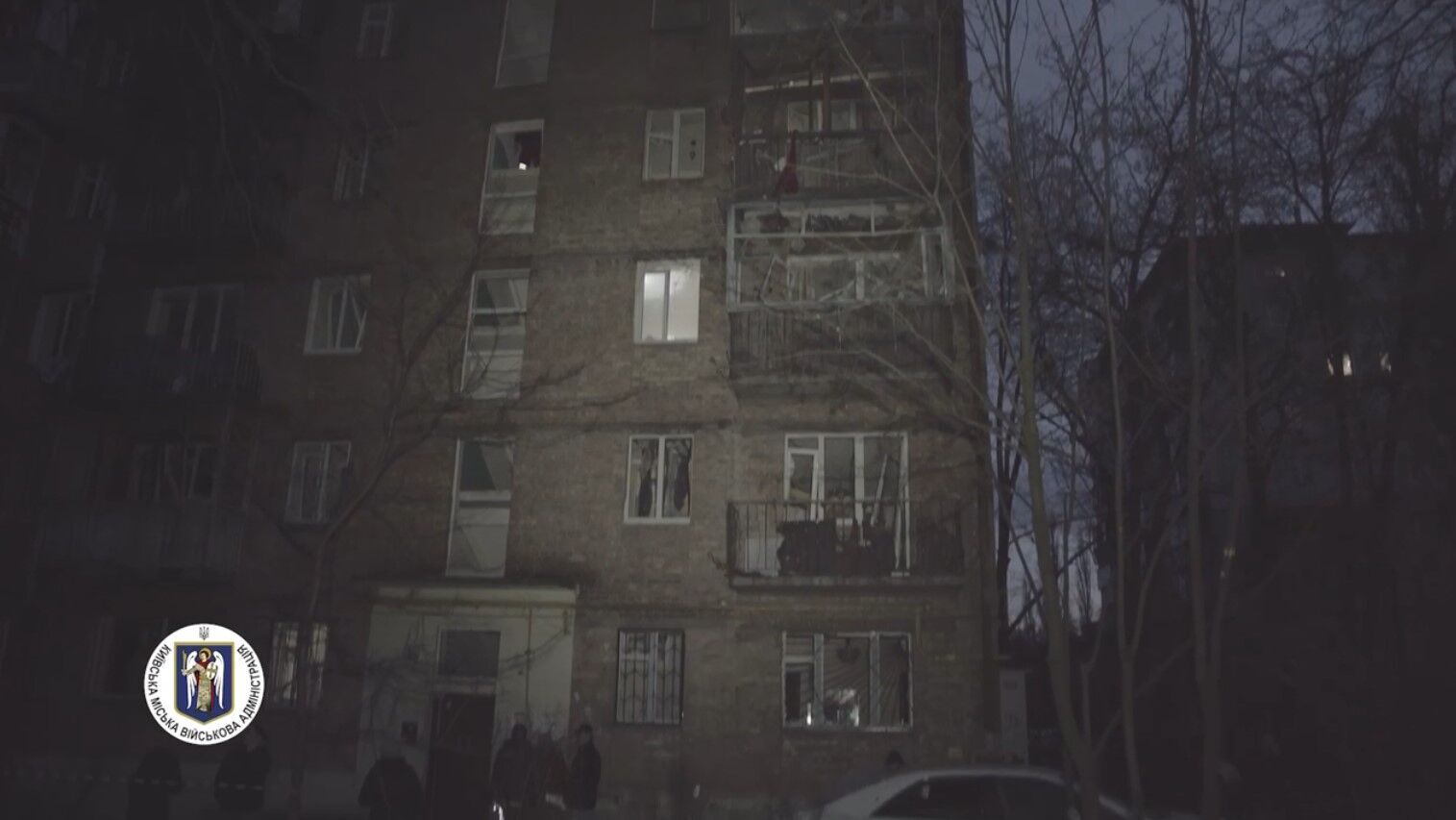 Кадри з Солом'янського району Києва: між будинками - вирва діаметром 10 метрів (відео)