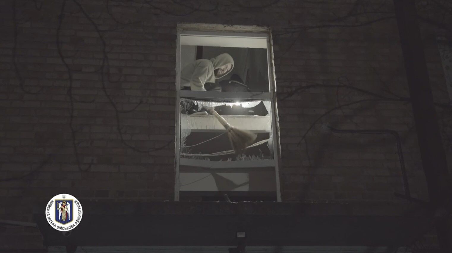 Кадры из Соломенского района Киева: между домами – воронка диаметром 10 метров (видео)