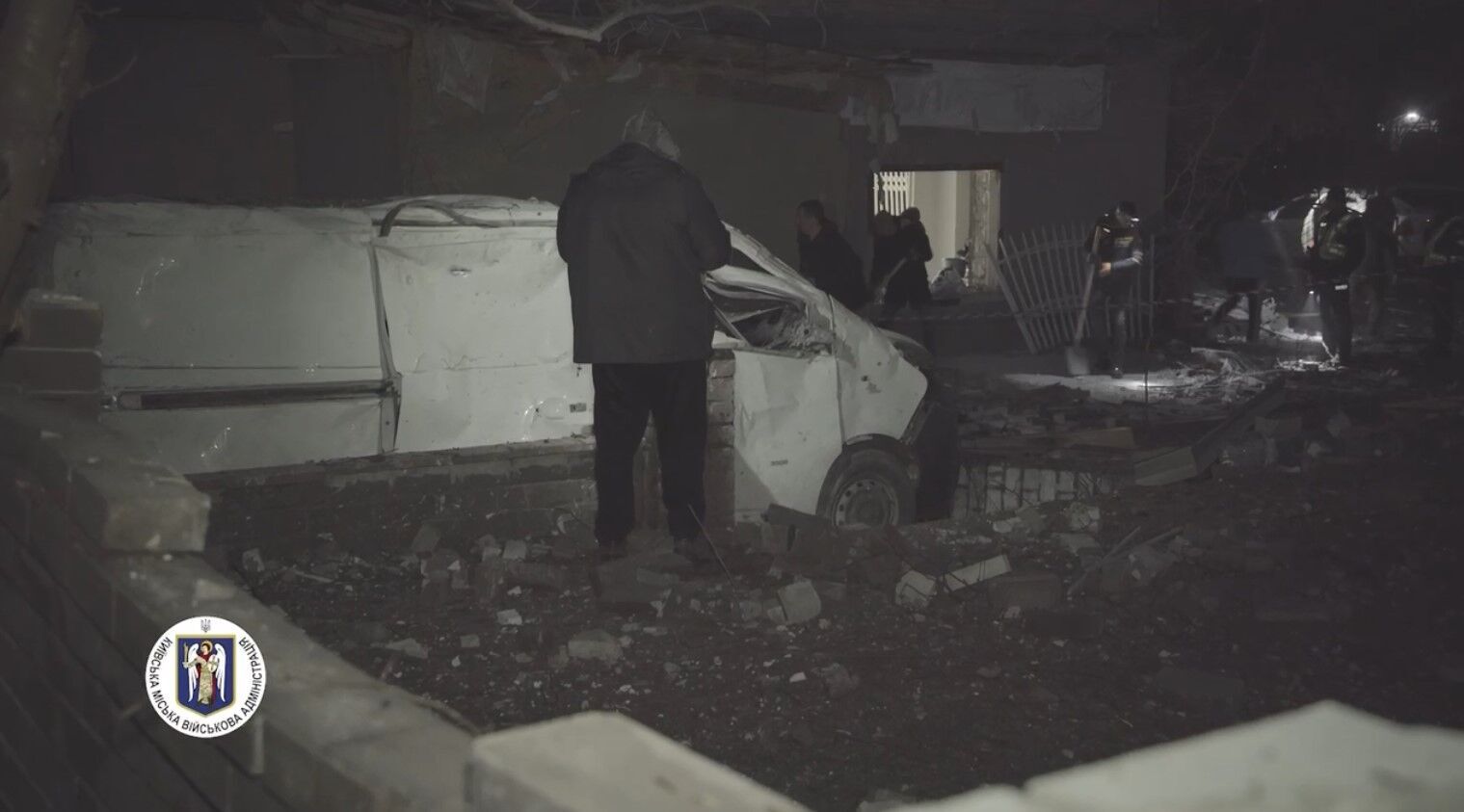 Кадры из Соломенского района Киева: между домами – воронка диаметром 10 метров (видео)