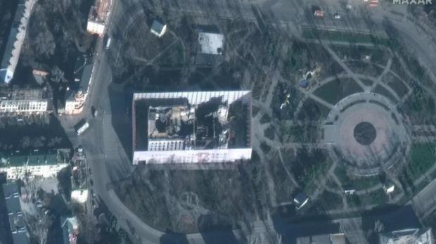 Не військова база, а величезний морг: що побудували росіяни в центрі Маріуполя (фото) 