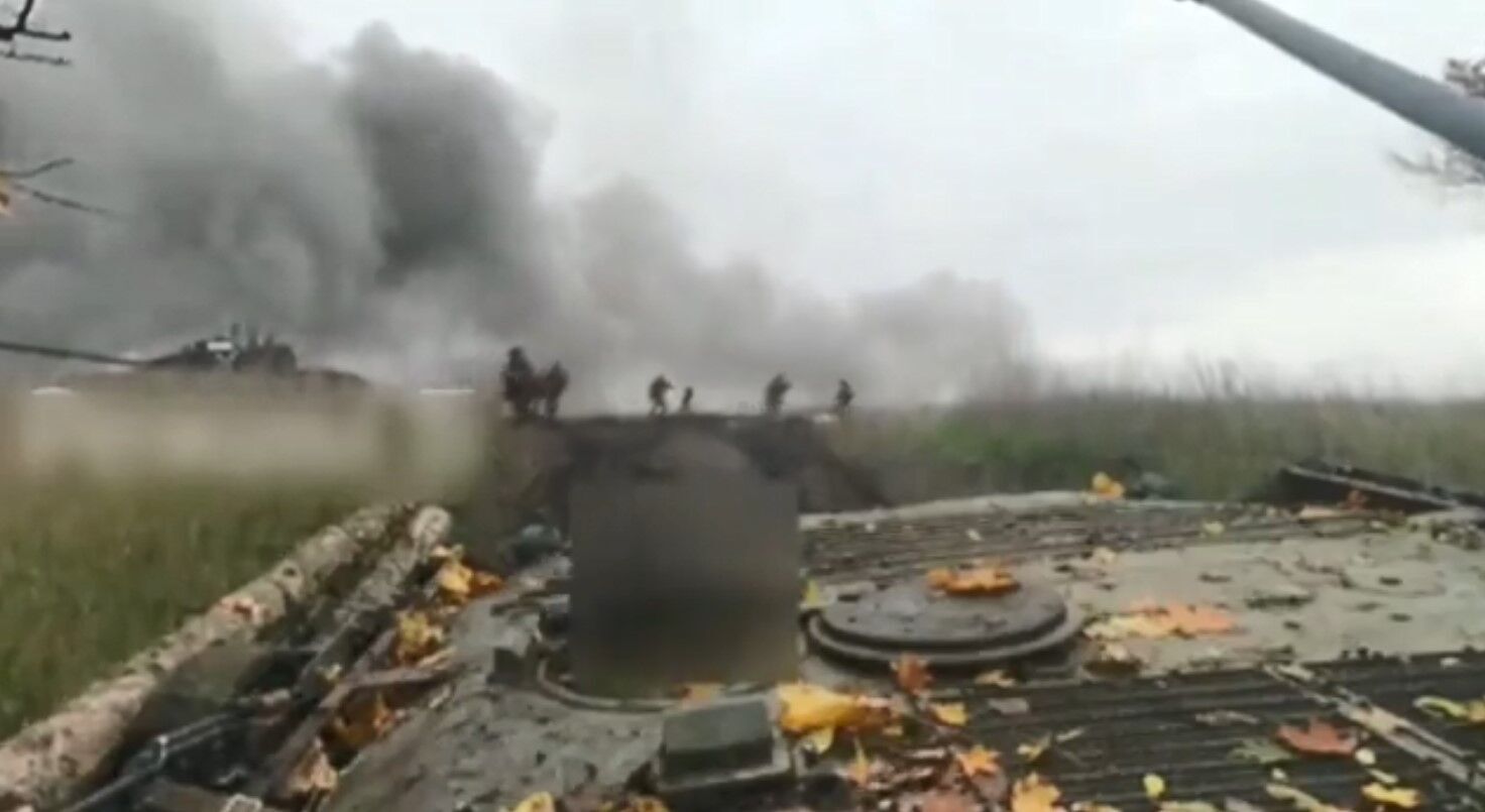 Российские воины убегают после взрыва БМП