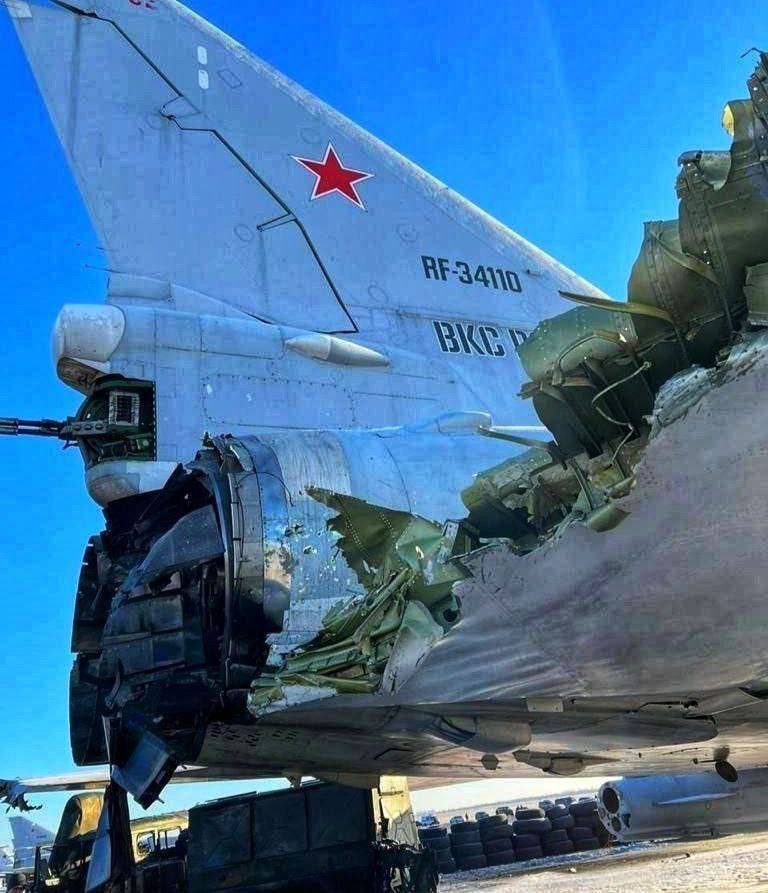 Крыло Ту-22М3, поврежденного в результате взрыва на авиабазе ''Дягилеве''
