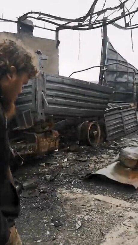 Поврежденный грузовой прицеп - следствие удара артиллерии ВСУ на Херсонщине