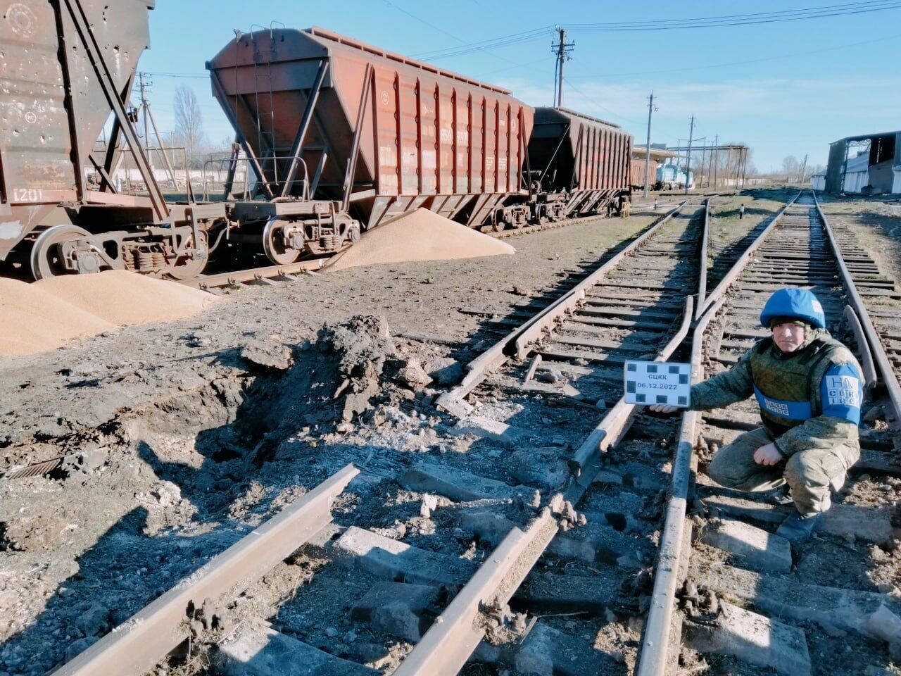 ЗСУ перебили залізничну колію за 70 км від Сватового: в ''ЛНР'' показали прильоти (фото)
