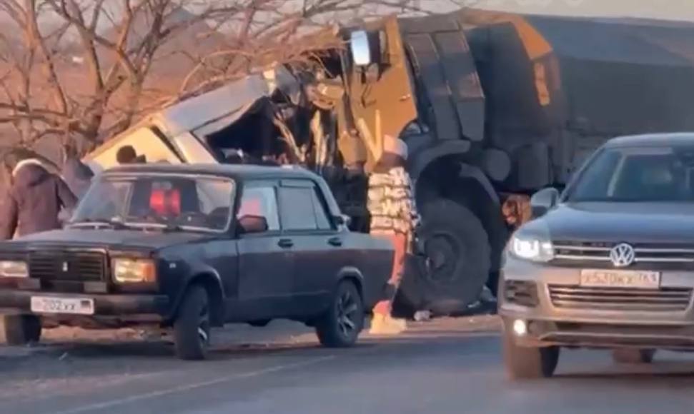 На  Донетчине КАМАЗ рф протаранил маршрутку: погибли 16 человек (видео)