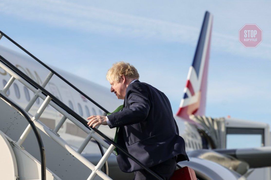  Борис Джонсон в аеропорту Лондона. Фото — Twitter
