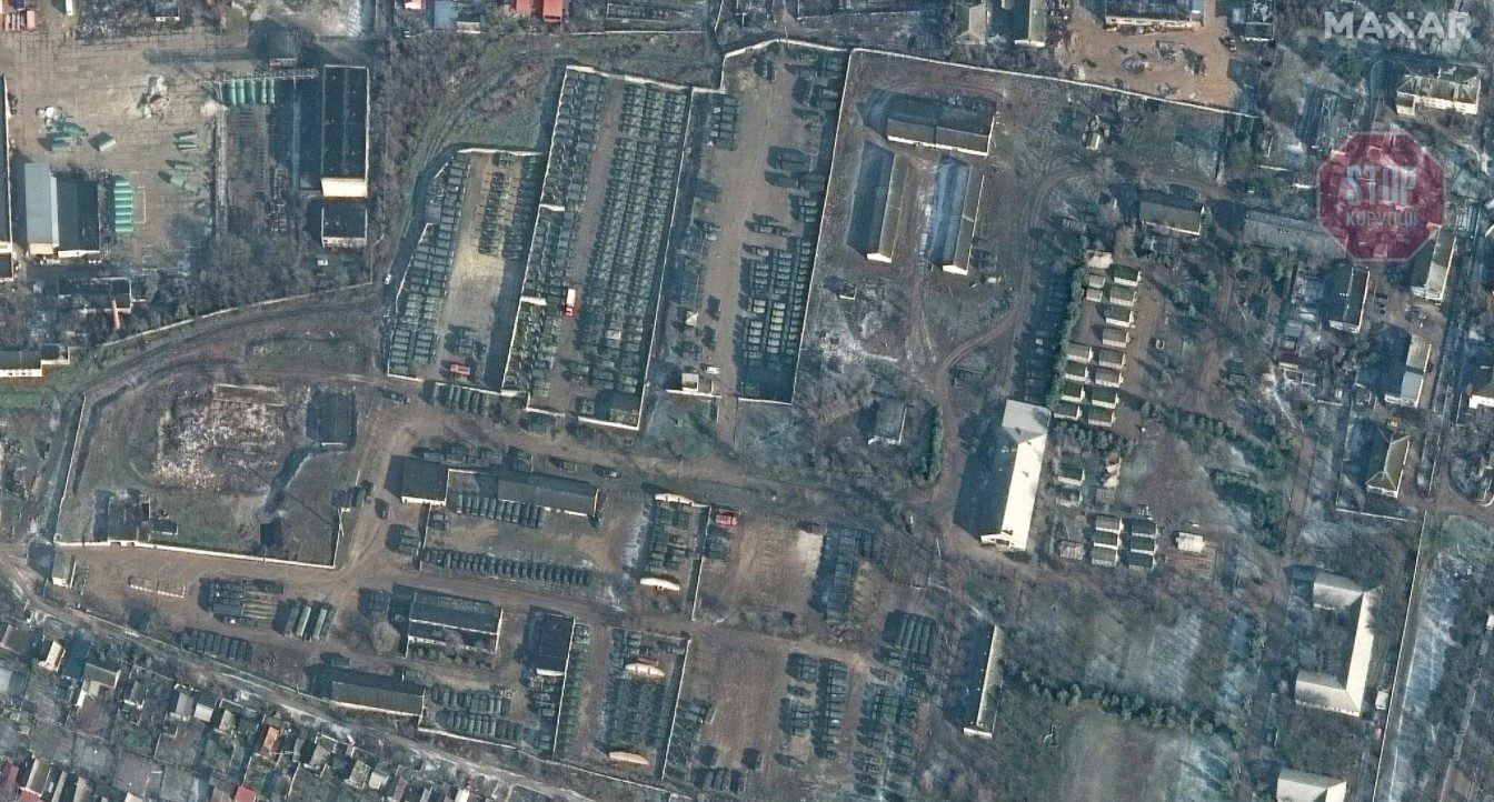  Військова техніка Росії, розміщена у Бахчисараї Фото: січневий супутниковий знімок Maxar (на сайті NYT)