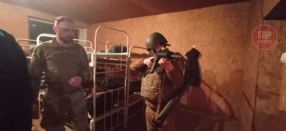 Активісти ночують у армійських казармах Фото: СтопКор