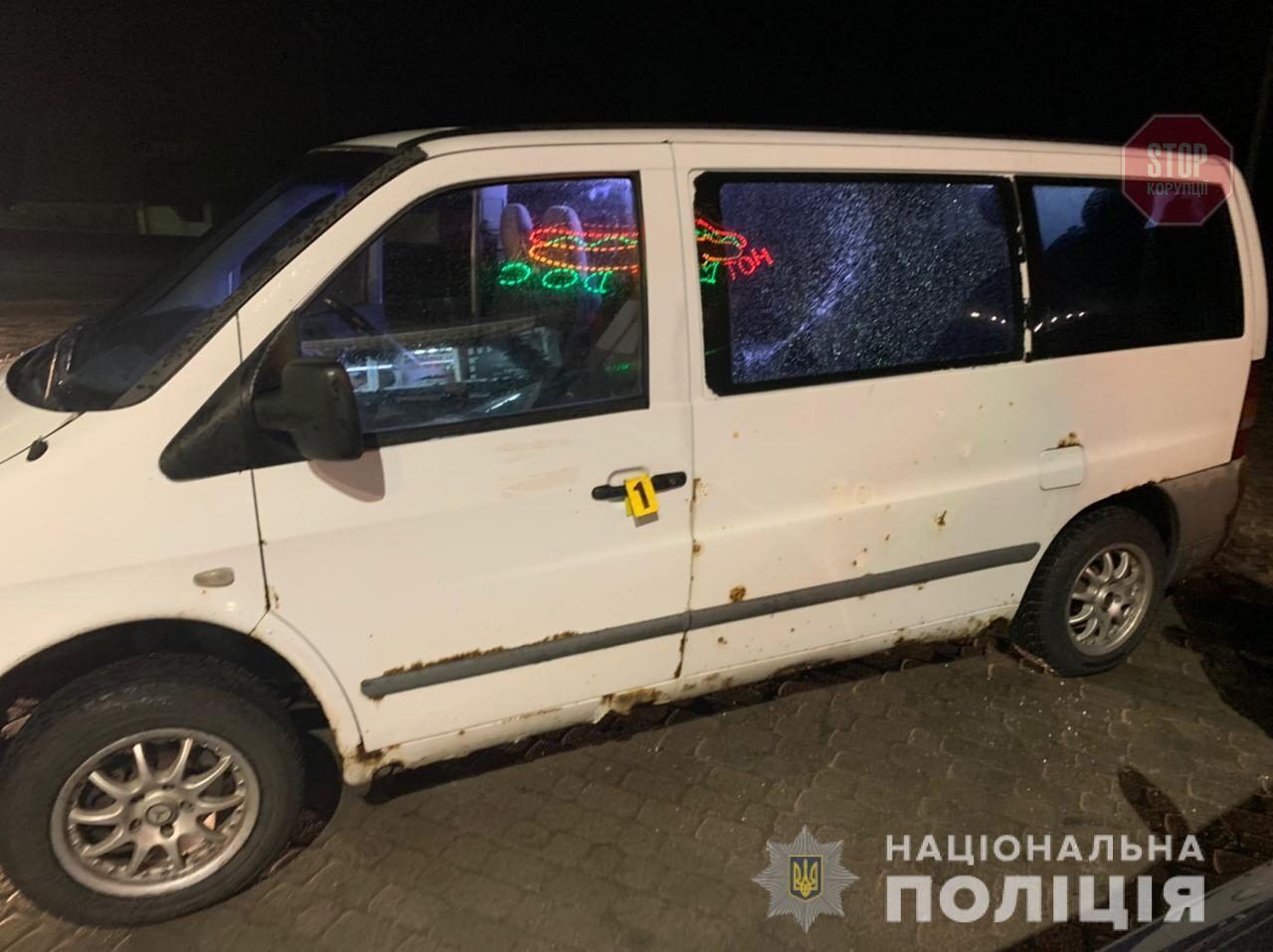  На Львівщині поліцейські затримали зловмисника, який стріляв у мікроавтобус Фото: Нацполіція