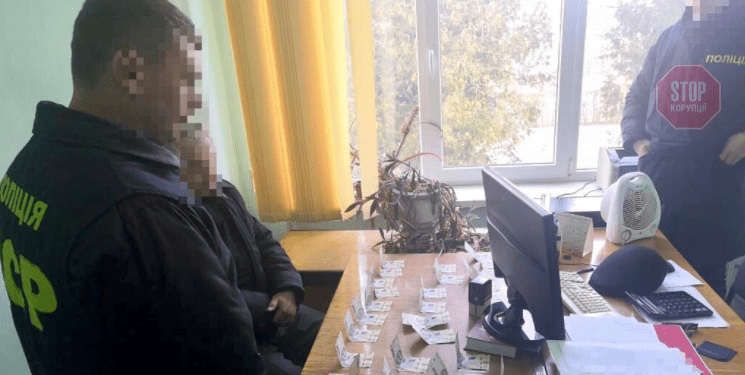  У Івано-Франківській області затримали чиновника під час передачі хабаря Фото: Нацполіція
