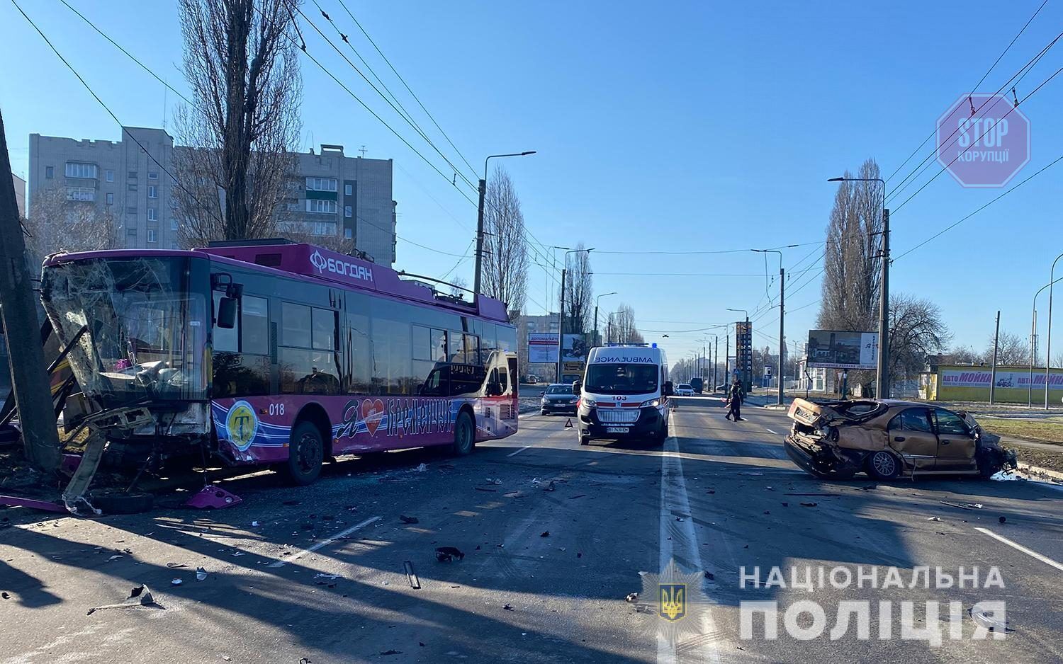  На Полтавщині автівка влетіла у тролейбус з пасажирами Фото: Нацполіція