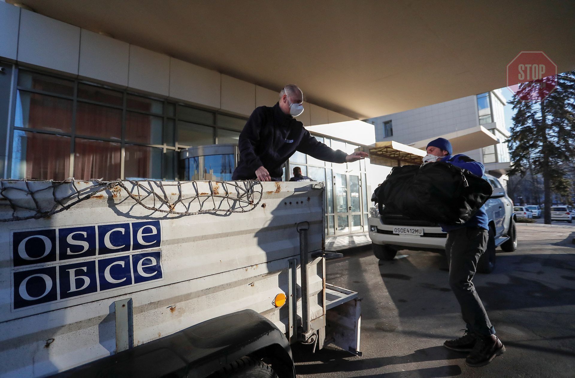  Спостерігачі ОБСЄ почали евакуацію з Донецька Фото: Reuters