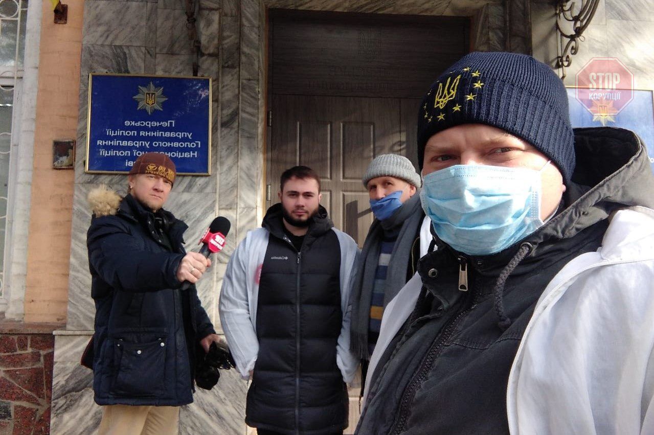  Активісти прийшли з візитом до Печерського управління поліції Фото: СтопКор