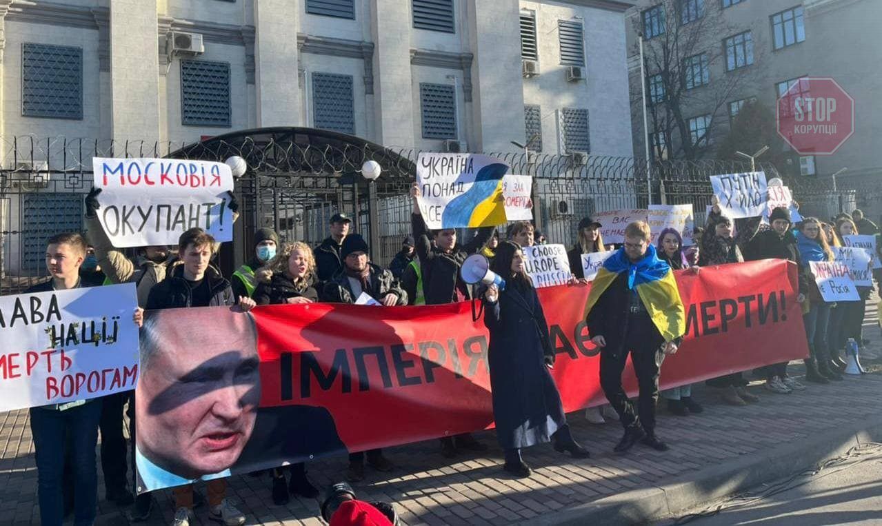  Фото мітингу біля Посольства Росії