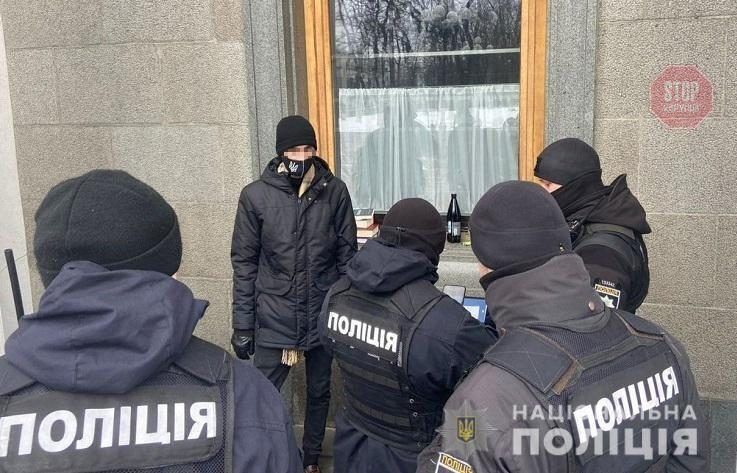  У Києві чоловік кинув молоток у вікно Верховної Ради Фото: Нацполіція