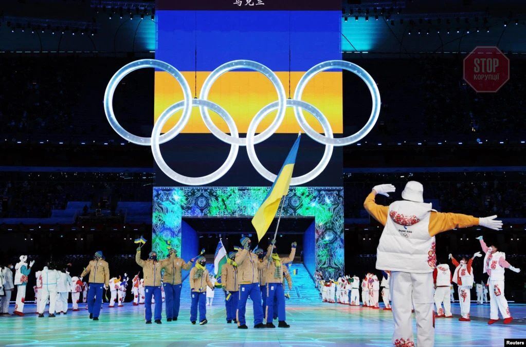  Українські прапороносці Олександра Назарова та Олександр Абраменко під час церемонії відкриття зимових Олімпійських ігор 2022 у Пекіні Фото: Reuters