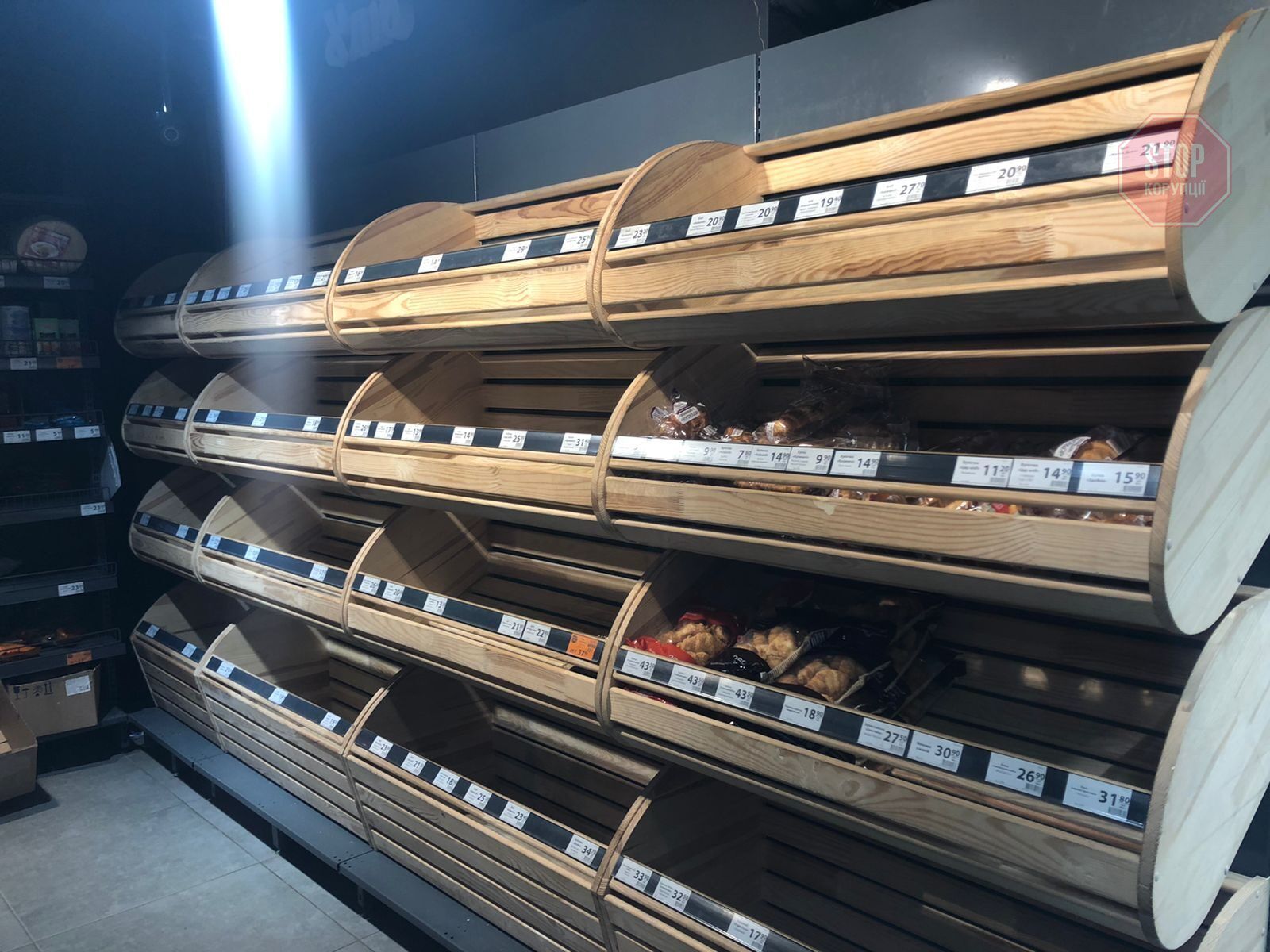  Пусті полиці з хлібом у столичних супермаркетах (Фото: Стопкор)